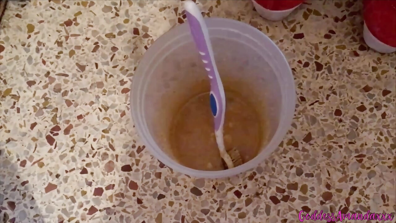 내 한심한 돼지를 위한 음식과 칫솔 준비