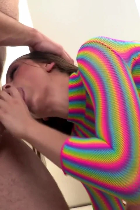 HardX - Lily Glee vékony pörgettyűs elemzéssel és arcravágással