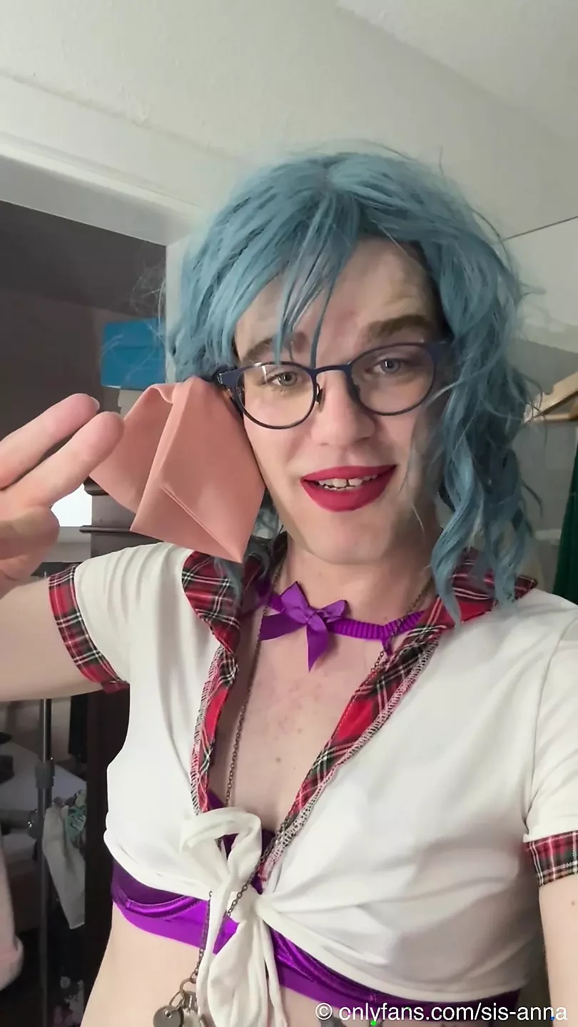 Sissy colegiala Anna parte 1: haciendo mi tarea para papi - escritura corporal, chupando y entrenamiento de consolador anal divertido