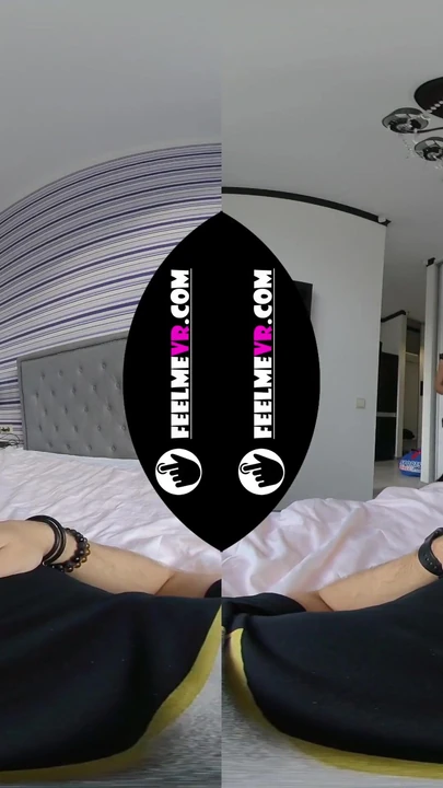 Natasha mostra il suo seno e la figa e balla per me