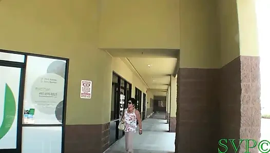 Горячая бабуля-толстушка-пума курит и позирует