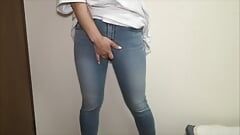Ragazza carina in jeans attillati macchia i suoi jeans di succo di masturbazione.