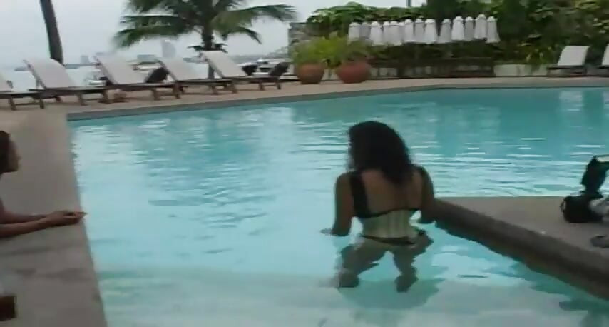 2 seksi latin havuzda ve plajda lateks fetişi sunuyor