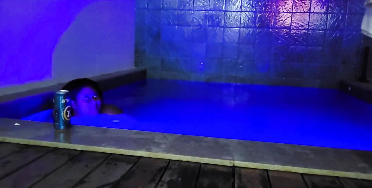 Mama vitregă făcea un duș gol când fiul ei vitreg a intrat și a făcut sex cu ea.