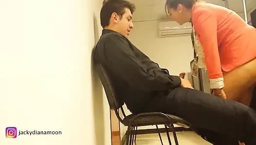 Meine sekretärin kann sich nicht zurückhalten und bittet mich um sex im büro.