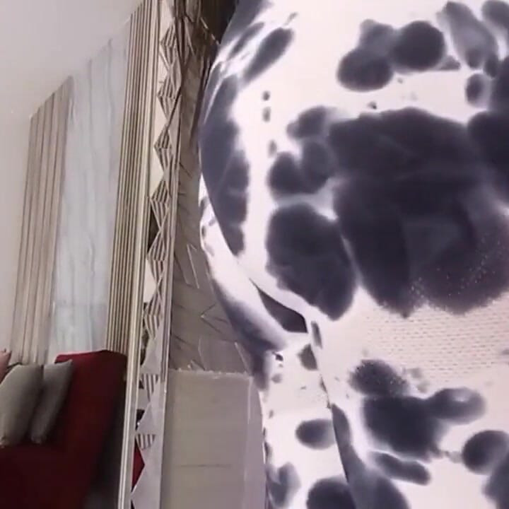 Do traje ao nu terminou com um esguicho explosivo