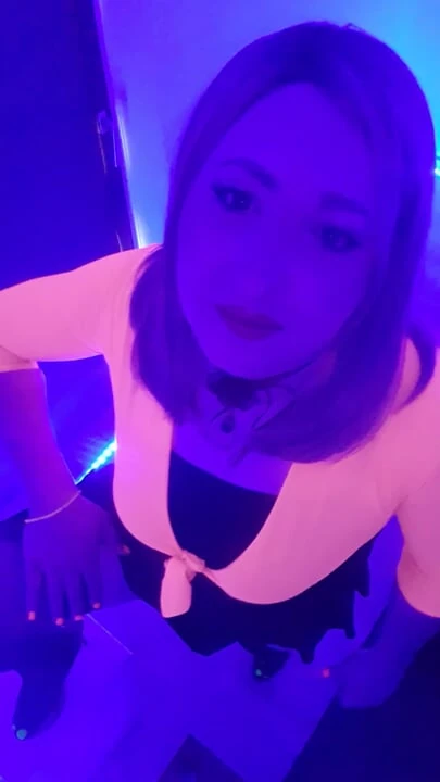 Sofia se masturbează în lumina de neon
