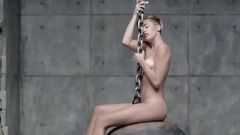 Miley cyrus在“xwrecking ball”视频剪辑中裸体