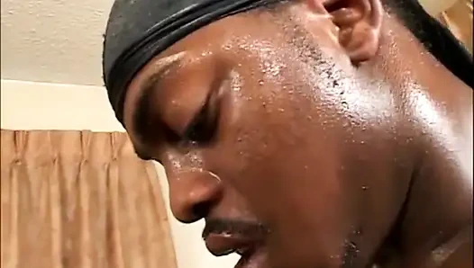 Gadis kulit hitam pantat besar suka kontol hitam besar di mulut