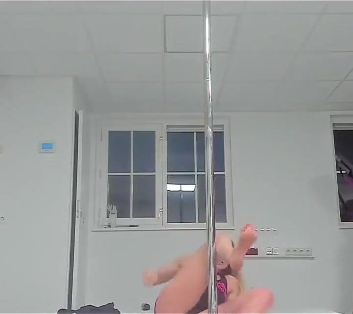 Practicando pole dance