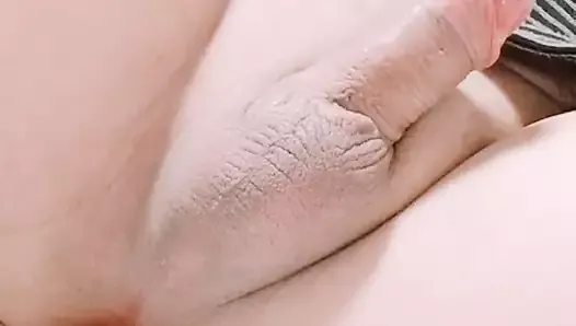 Sissy clitoris verse des larmes par masturbation anale