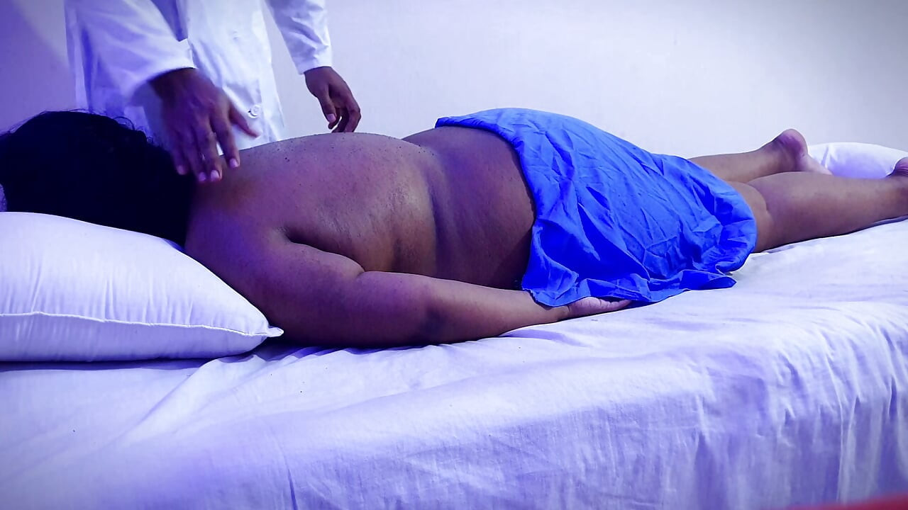 Yah mere sath har bar hota hai jab main purush malish chikitsak se milne jati hoon jab mere pati ghar par nahin hote hain - vah mujhe asimit chodta hai