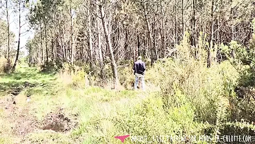 Vends-ta-culotts - Die atemberaubende Naomie Ricci lutscht den schwanz eines fremden im wald