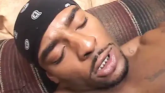 Pantat montok kulit hitam yang gemuk jatuh cinta... Muncrat di pantat