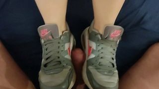 Abspritzen auf den Nike-Sneaker meiner Frau