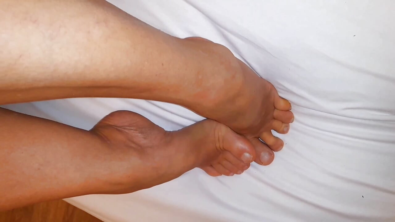 业余金发妻子赛琳娜享受足部崇拜