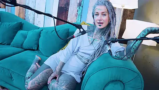 Ich spreche über N - Needed - ASMR podcast SFW spricht goth dünnes mädchen dreadlocks tattoo-modell inked mädchen