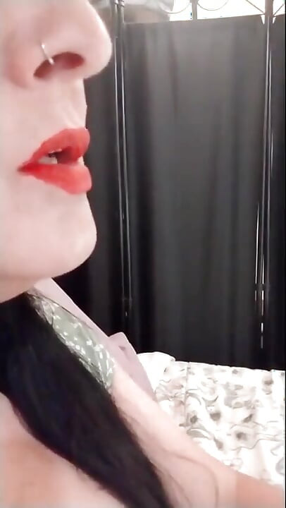 Une MILF mignonne fume du rouge à lèvres