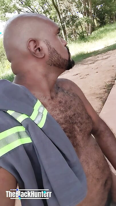 Întorcându-mă de la serviciu, m-am oprit să mă piș și am ajuns să-mi scot toate hainele de pe stradă