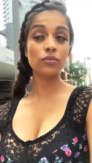 Lilly singh iisuperwomanii zeigt Möpse