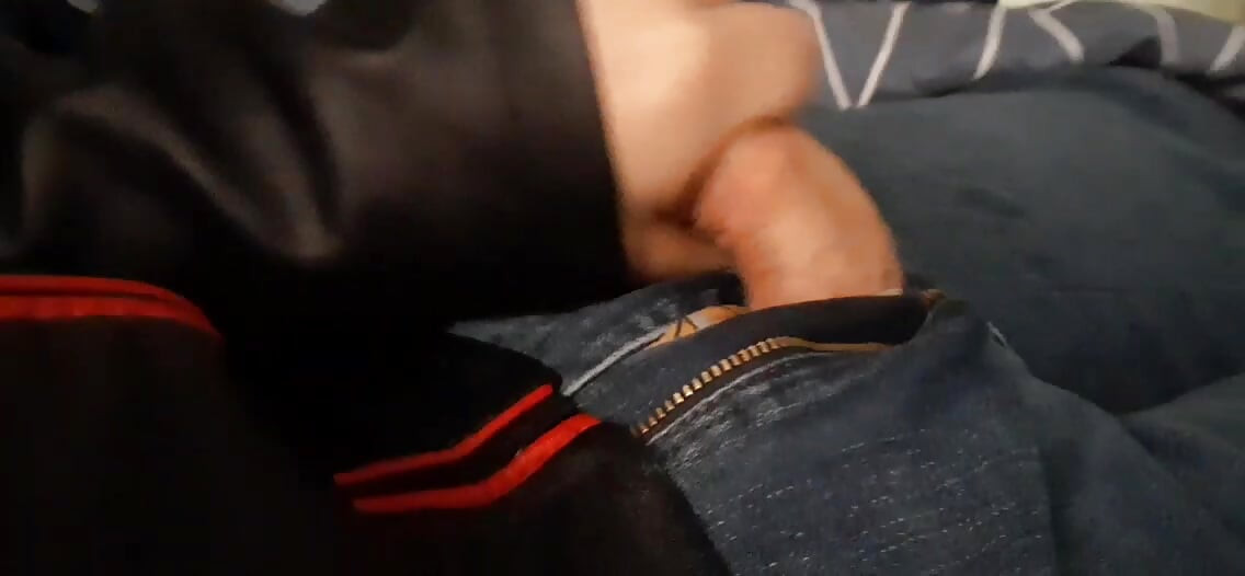 穿着新车手夹克撸管并被