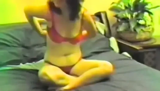 Azgın bir esmer iki dildoyla mastürbasyon yapıyor