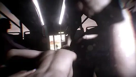 Seksi gyaru kız otobüste üçlü seks yapıyor