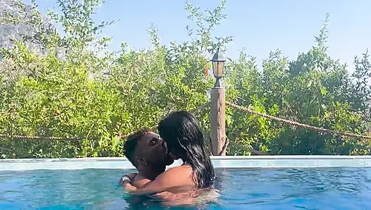 Tidak Setia Kepada Suami Saya Dengan Tetangga Penis Besar Di Kolam Renang Yasmina Khan