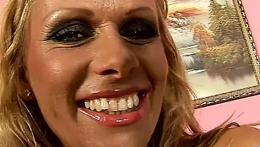 Eine geile blonde MILF steckt einen Baseballschläger in ihre muschi