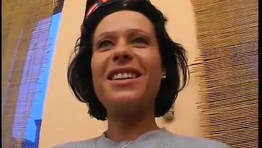 Девушка-брюнетка подпрыгивает на большом хуе мужика на кастинге