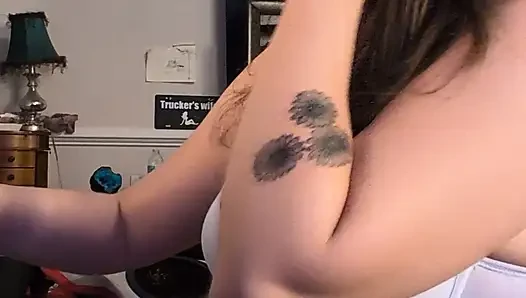 Azgın orta yaşlı seksi kadın çalışırken fışkırtıyor