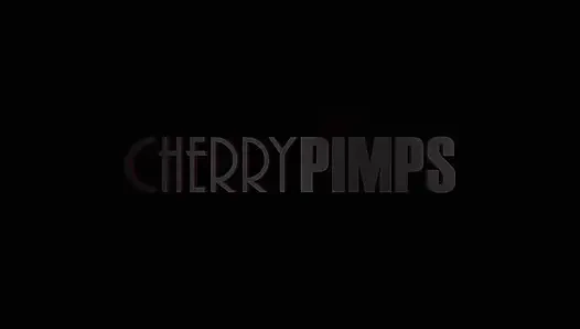 Britney Amber - горячее соблазнительница в ее костюме, и мастурбирует, пока она не кончит