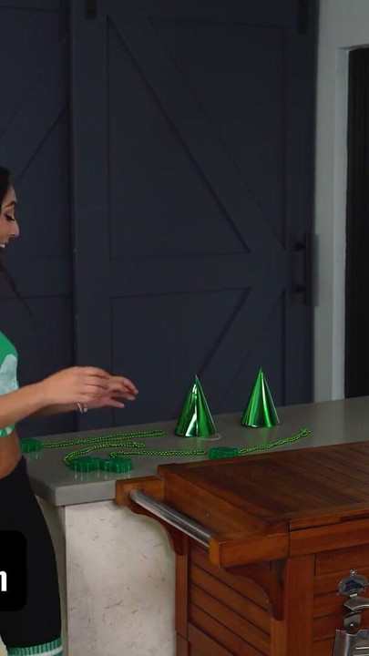 Yaramaz küçük bebek Madison erkek arkadaşıyla St. Patrick'in gününü kutluyor - teamskeet | Klip 1