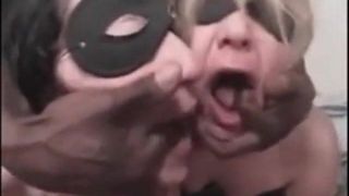 Cuckolds club sexe des femmes affamées dans un gangbang de grosse bite noire, une tapette nettoie
