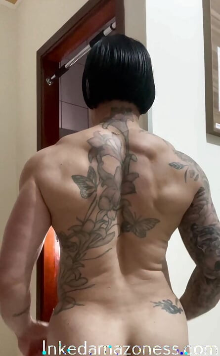 Venha admire essa mamãe musculosa tatuada
