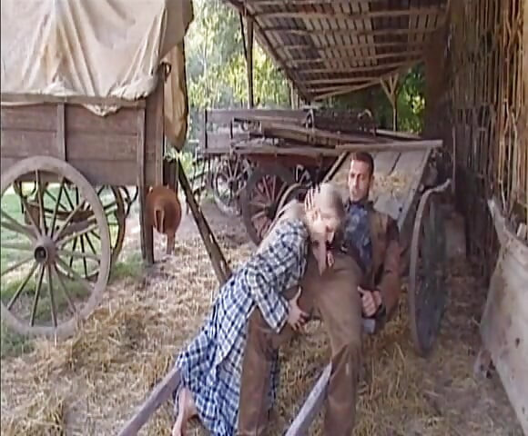 Фермер имеет джекпот с двумя чудесными кисками