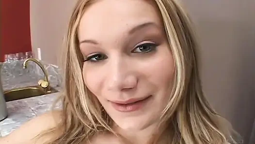 Pantat sempit pelacur rambut pirang ini dientot habis-habisan sama kontol raksasa sampai dicrot di mulut