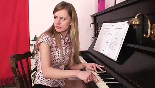 Милфа скачет на хуище после того, как отсосала его с глубокой глоткой