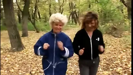 Sürtük görünüm nineler tarlada deney yapmayı seviyor