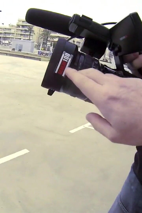 Ả điếm nóng bỏng cưỡi một con cu khổng lồ trong khi bú một con khác trong màn chơi ba người