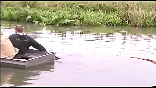 Dua pasangan sange amatir ngentot di atas kapal di tengah danau