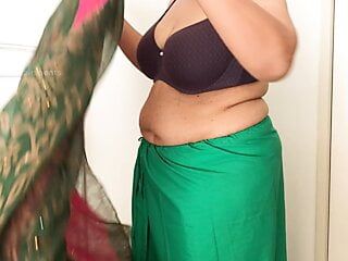 Sexy Indisch meisje dat saree uittrekt tot slipje