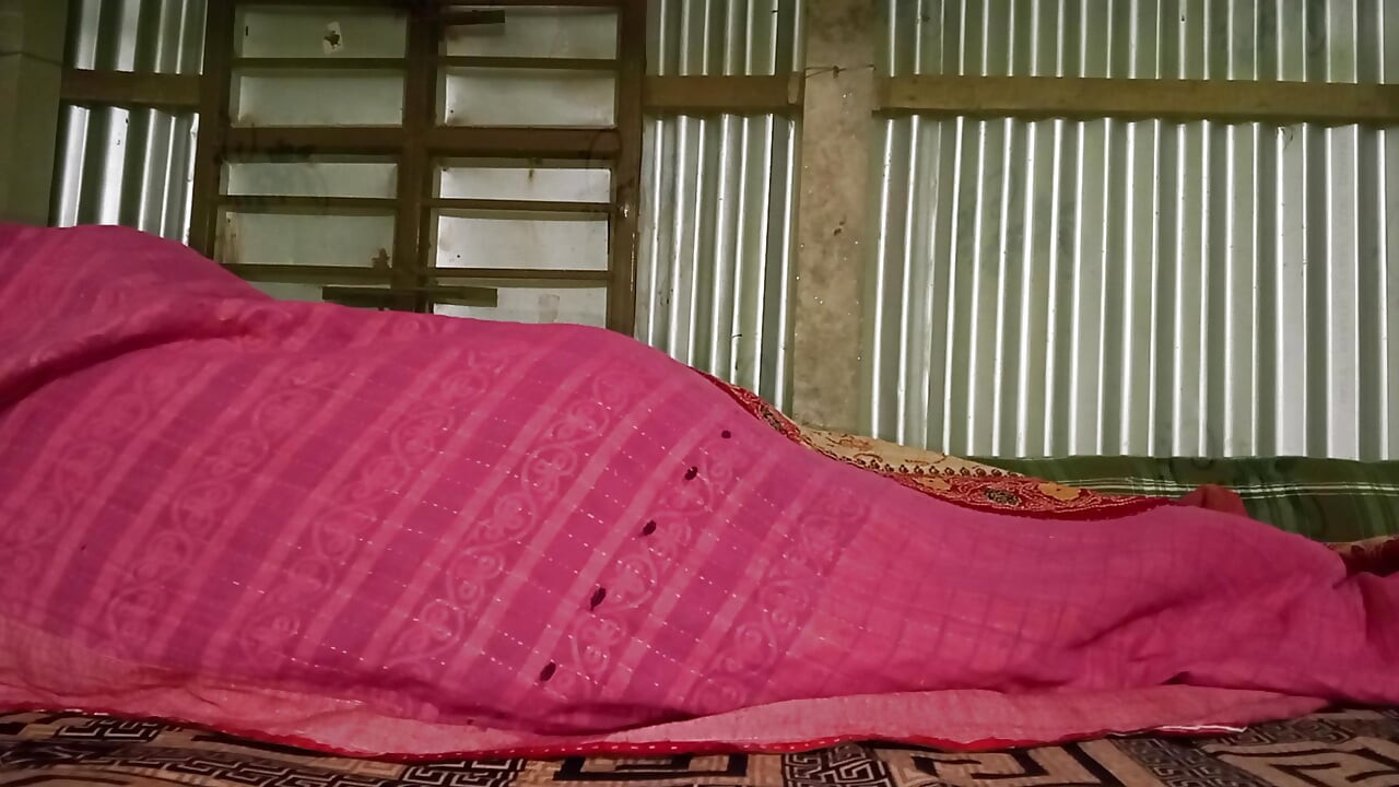 Stiefbroer en stiefzus delen een bed