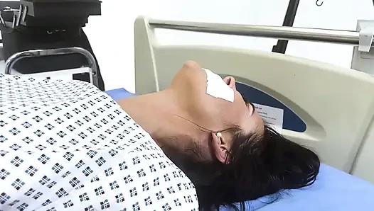 Permainan medis lateks: cewek semok latina dientot habis-habisan sampai orgasme (hd + bts)