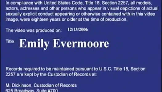 Arkadaşı Emily Evermoore yatakta minyonla sikişiyor