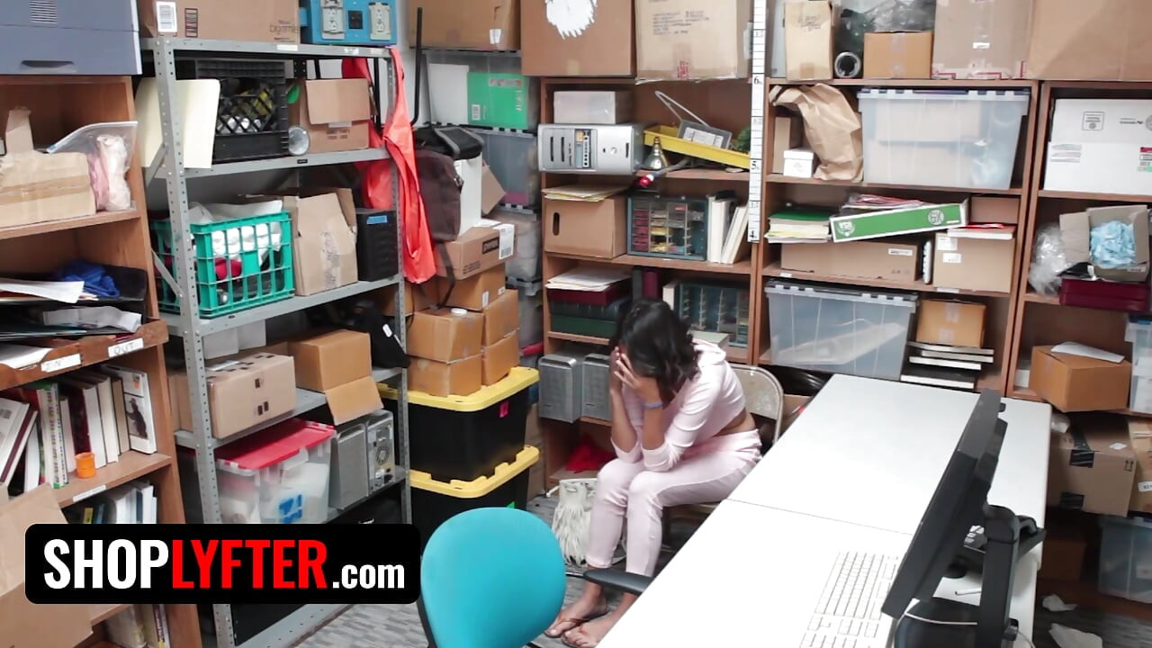 Shoplyfter - Hot Ebony Vixen Kat Arina Gaggs on Officer's Dick to Avoid Troubles with the Law
