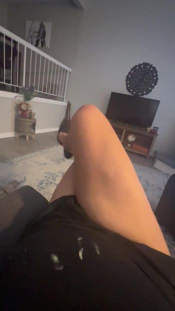 Acariciando mis piernas mariquita