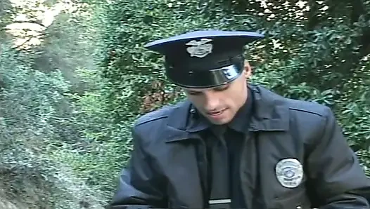 Büyük memeli esmer orta yaşlı seksi kadın sert sekse ve patlayıcı yüze boşalmaya katlıyor