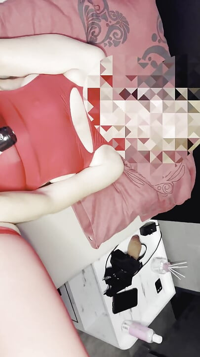 Istri sange dengan gaun merah dan suaminya yang alim lagi asik muasin memeknya pakai dildo ukuran XL