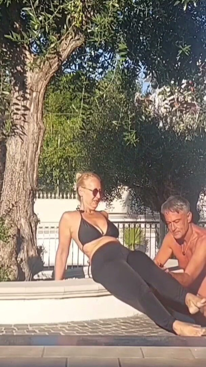 Selena face sex în aer liber după yoga | Clip 1